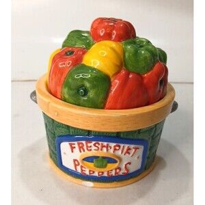Cooks Club Vtg Ceramic Salt & Pepper Shakers Fresh Pikt Peppers Basket Green Red